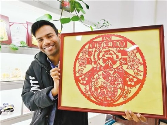 印度留学生爱上中国剪纸