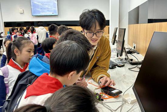 <em>上海市卢湾</em>一中心小学师生在复旦大学开展实践研学活动
