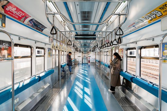 韩国首尔推出无座椅地铁车厢 内部画面曝光：吊环密密麻麻