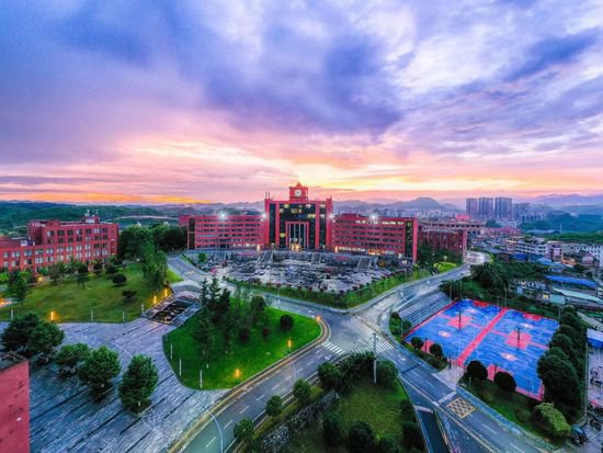 贵州工商<em>职业学院</em>位列全国高职院校第43名 获评5星级中国一流...