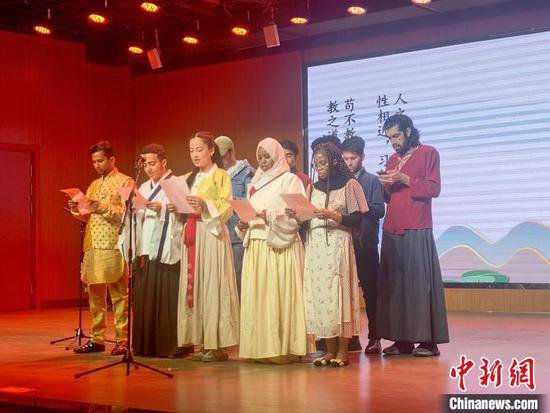 <em>古诗词</em>朗诵、传统服装走秀 在晋留学生共度“国际中文日”