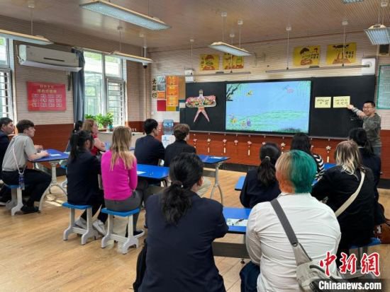 <em>美国</em>高中生跨越太平洋来上中文课