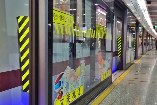 安全加码！地铁11号线江苏路站装上新“护具”
