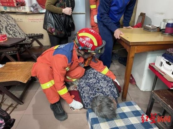 <em>四川绵阳</em>一名94岁独居老人被困<em>家中</em>，消防紧急破门救援