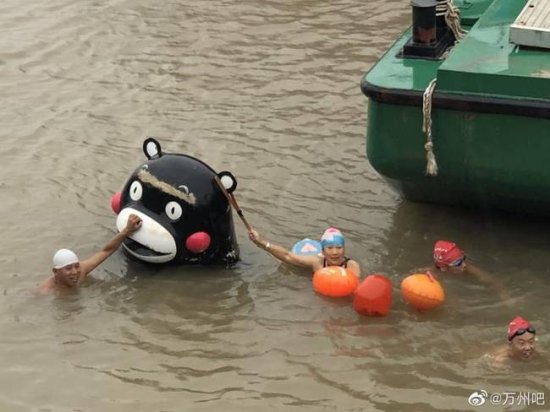 <em>重庆</em>网红熊的奇幻<em>漂流</em>：被洪水冲走20余天后被打捞上岸