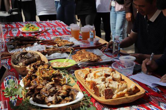 新疆尉犁第十一届罗布人民俗烧烤节开幕