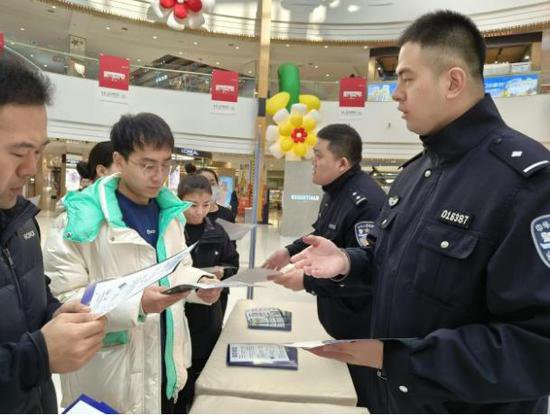 哈尔滨市公安局道里分局开展反诈法颁布一周年宣传活动