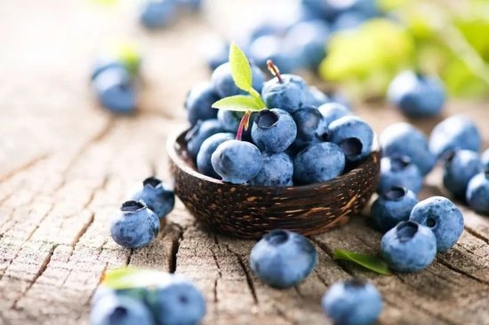 蓝莓上的白霜是农药吗？