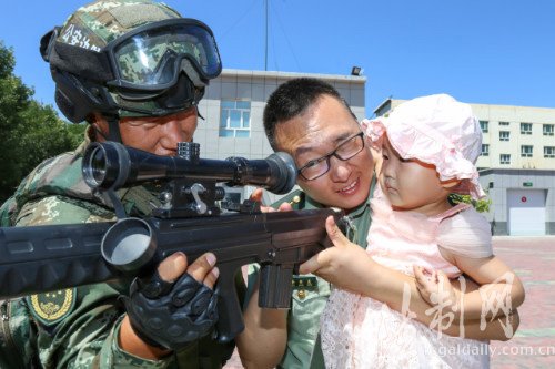 新疆博州边防官兵开展“迎八一 警营开放日”活动