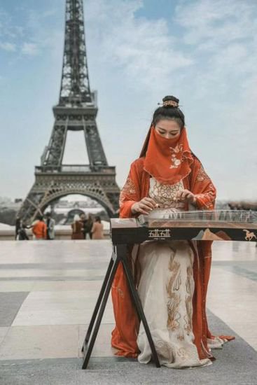 法国<em>街头</em>，“古筝女孩”展现中国传统文化之美