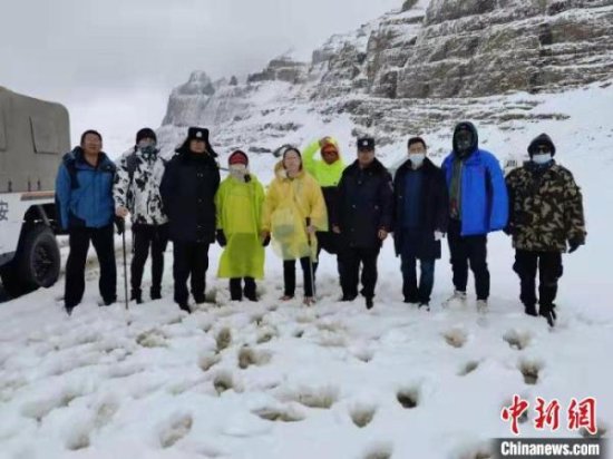 <em>西藏</em>塔尔钦边境派出所浴“雪”奋战20小时解救57名游客