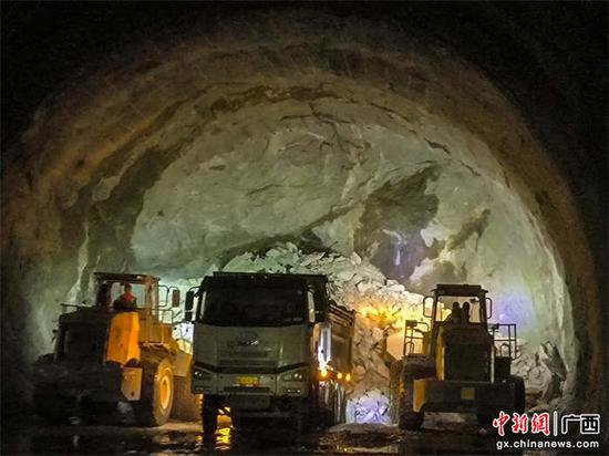 桂钟高速公路8标银殿山隧道单月掘进突破200米