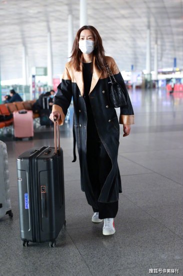 大表姐刘雯<em>最新</em>机场私服，穿拼接风衣配黑色内搭，超模气场真强