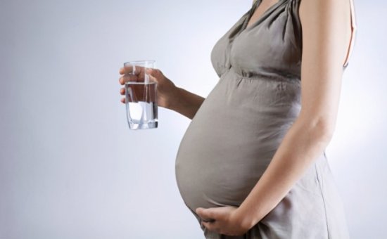 <em>怀孕</em>之后喝水有讲究，要想胎儿发育好，有几个<em>时间段</em>补水要及时