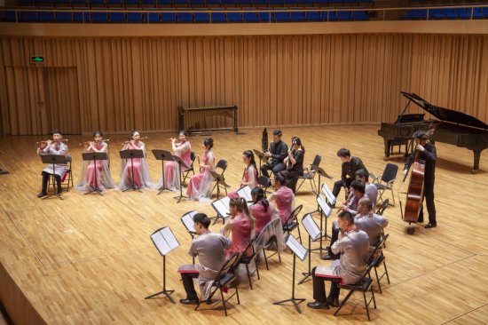 中国首支十孔竹笛专业乐团亮相成都城市音乐厅