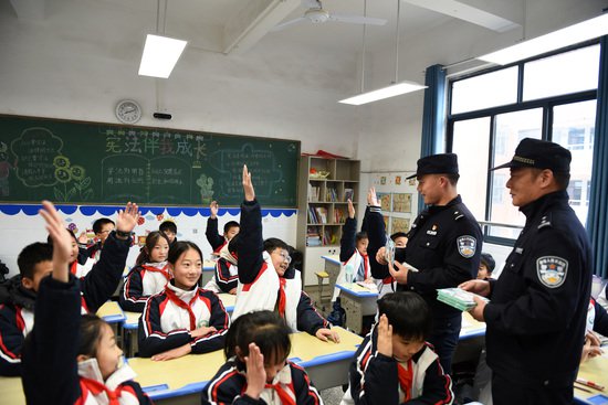 江西<em>分宜县</em>公安局民警为小学生上安全教育“开学第一课”