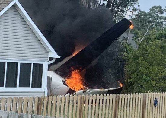美国一架飞机撞入民宅 现场曝光：机身燃起大火和浓烟