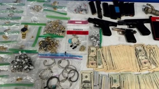 <em>美国</em>海军陆战队员持大锤盗窃数百件珠宝 价值数十万美元