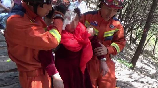 济南：游客登山不慎摔伤被困 消防徒步登山救援
