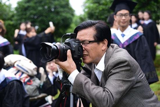 武科大老师坚持为学生<em>拍照</em>40多年 照片存了200万张