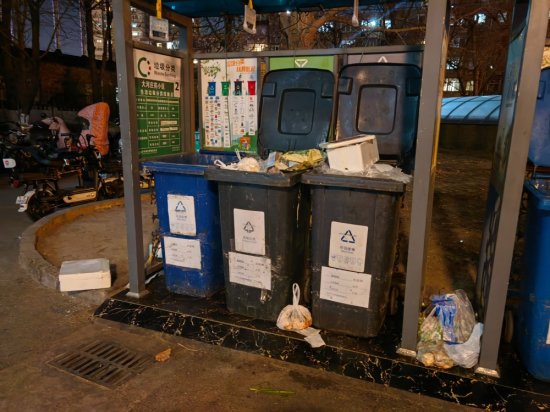 <em>北京</em>一<em>小区</em>晚间垃圾堆积如山，“晚高峰”能加几个垃圾桶吗？