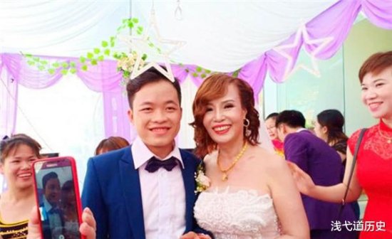 越南27岁小伙娶了一位62岁<em>老妇</em>，她多次为男方整容：只因想配得...