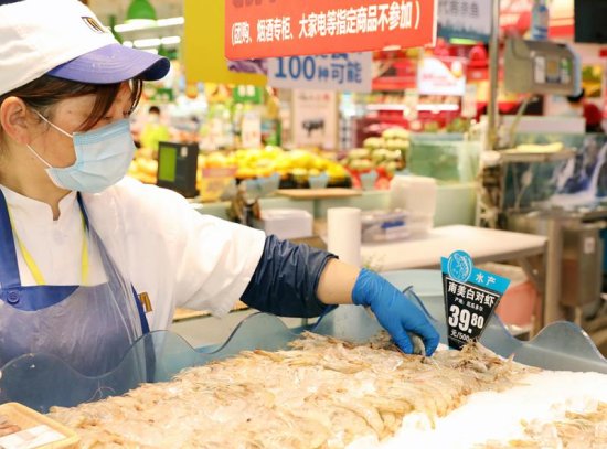 上海<em>世纪联华超市</em>：三文鱼及其制品下架，水产肉类操作员须佩戴...