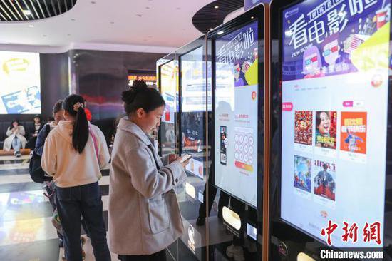 外媒关注中国春节新变化：年味更浓、消费强劲、旅游更热