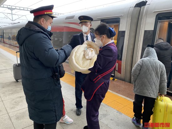 26℃丨9岁姐姐带着40天弟弟高铁走失，车站帮忙找家人