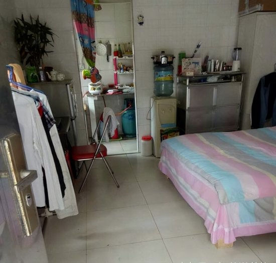晒晒我在深圳2500租的出租房，厕所在厨房里，关键是连门都没有...