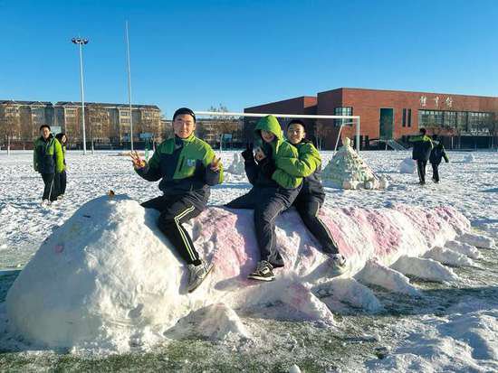 太<em>有创意</em>了！来看新疆可克达拉市镇江高级中学的“雪人”造型