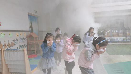 九龙坡区锦苑小学校举行消防安全疏散演练