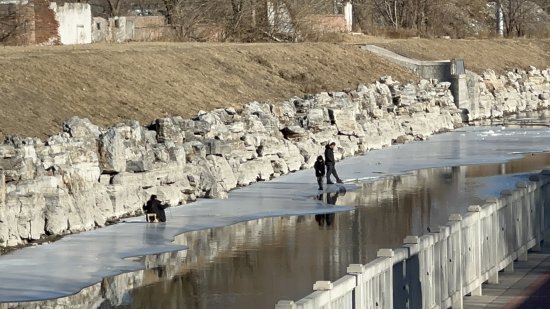 冰层一跺就碎！丰草河上孩子冒险上冰险掉入河中