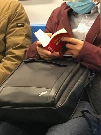 拍“北京地铁上的读书人”第三年，我看到了更多有趣的书和人