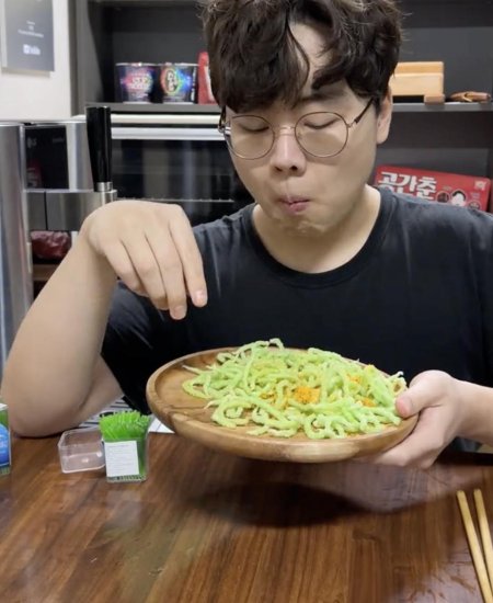 韩国人开始吃绿色<em>油炸</em>牙签，食品安全局发文提醒：请不要吃牙签