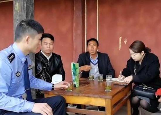 云南30岁小伙13年坐牢6次，狱警察觉不对劲，调档后含泪伸以...