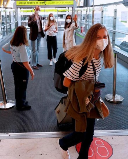 西班牙15岁长公主出国求学！一家机场送别，她背3个包变平民...