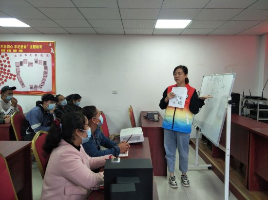 阳新县兴国镇陵园路社区为少数民族外来务工人员开设汉语培训班