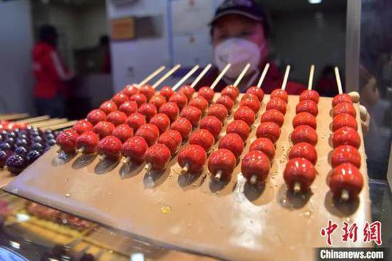 火成韩国美食界“顶流”！万物皆可“糖葫芦”？