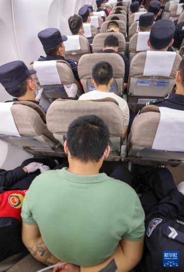 首批130名中国籍涉赌诈违法<em>犯罪嫌疑人</em>从柬埔寨被押解回国