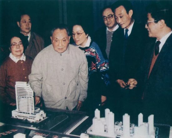 30年前的今天，邓小平来到了闵行这两个地方