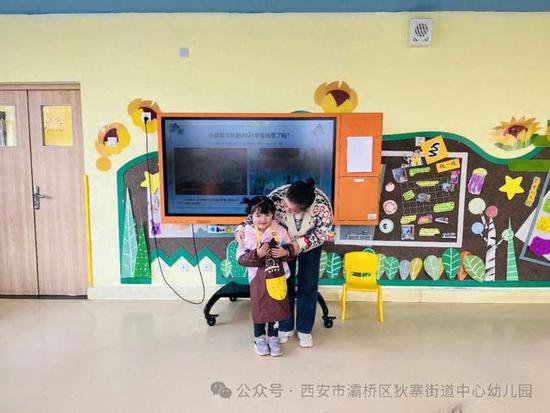 灞桥区狄寨街道中心<em>幼儿园</em>举办向日葵绘画社团活动