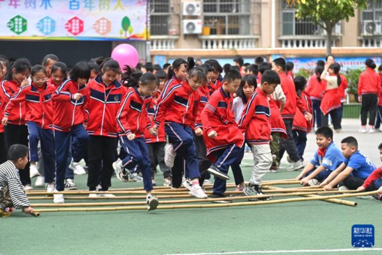 广西梧州：课间竞技忙 喜迎“三月三”