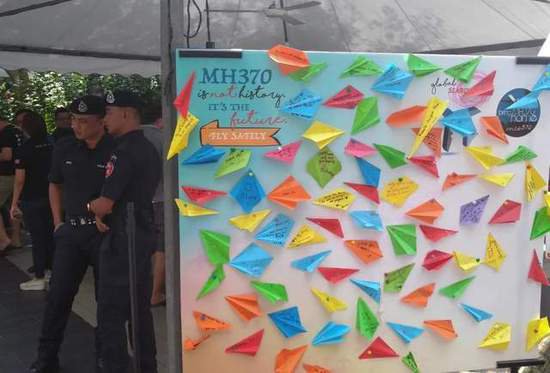 马航MH370案开庭：有家属提出7000万搜索费，至今相信<em>亲人还</em>...