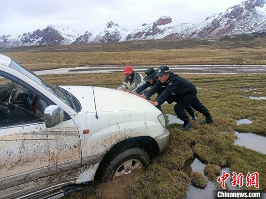 两人被困海拔5000米无人区 青海玉树警方历时39小时紧急救援
