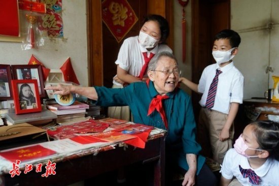 最珍贵的“六一”儿童节礼物：戴上新中国“第一条”红领巾
