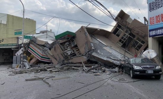 台湾6.9级地震疑导致列车出轨、<em>大楼坍塌</em> 伤亡不明