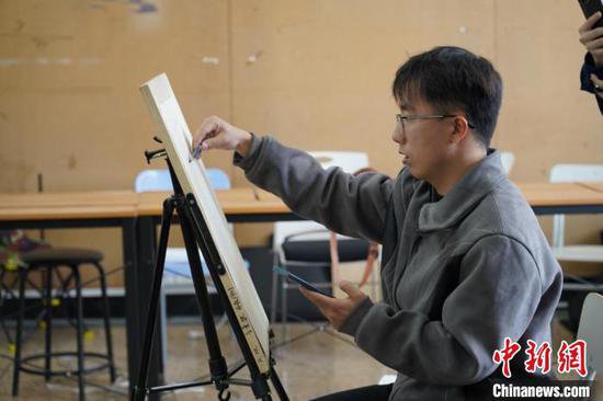 浙江高校学子手绘烈士画像 助烈属70多年后“再相见”