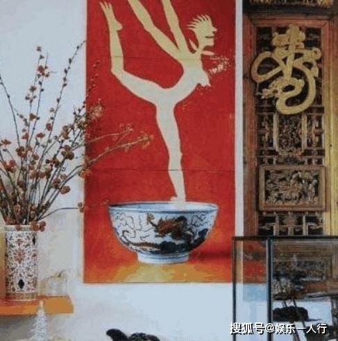带你参观蔡国庆的豪宅，家里布置得很复古，墙上挂满<em>艺术品</em>