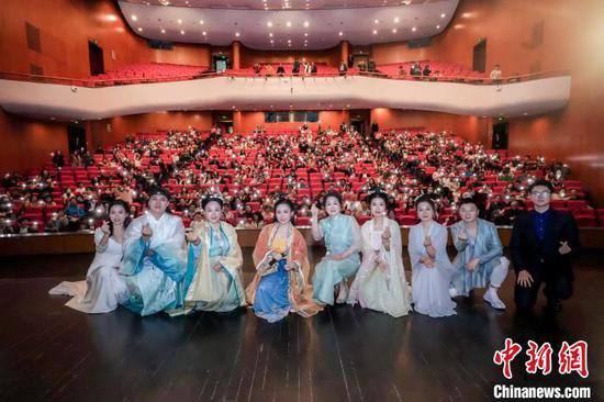 <em>艺术家</em>“上海之春”舞台用美声演绎中国历代优秀诗词